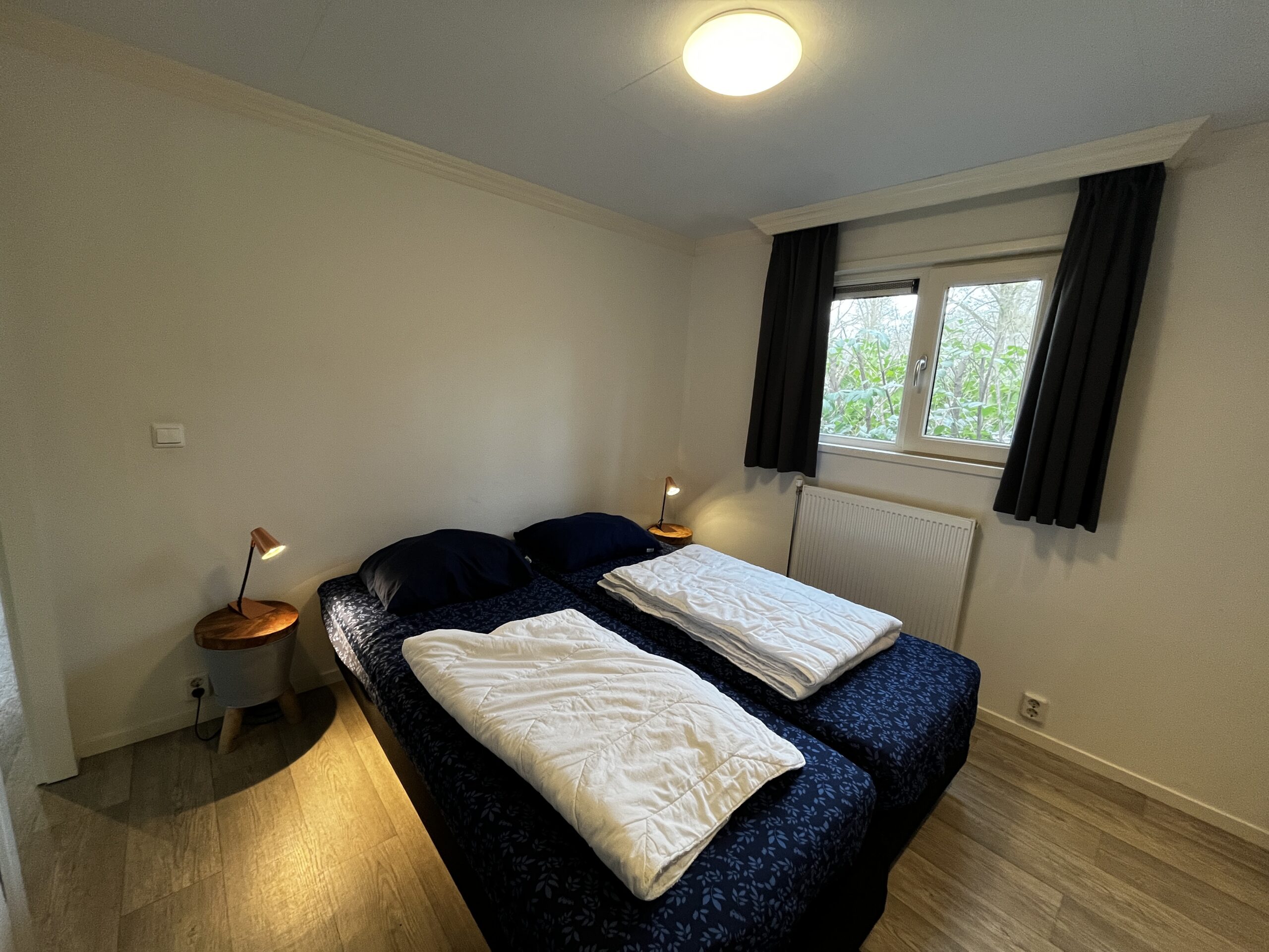 De eerste slaapkamer met een tweepersoonsbed