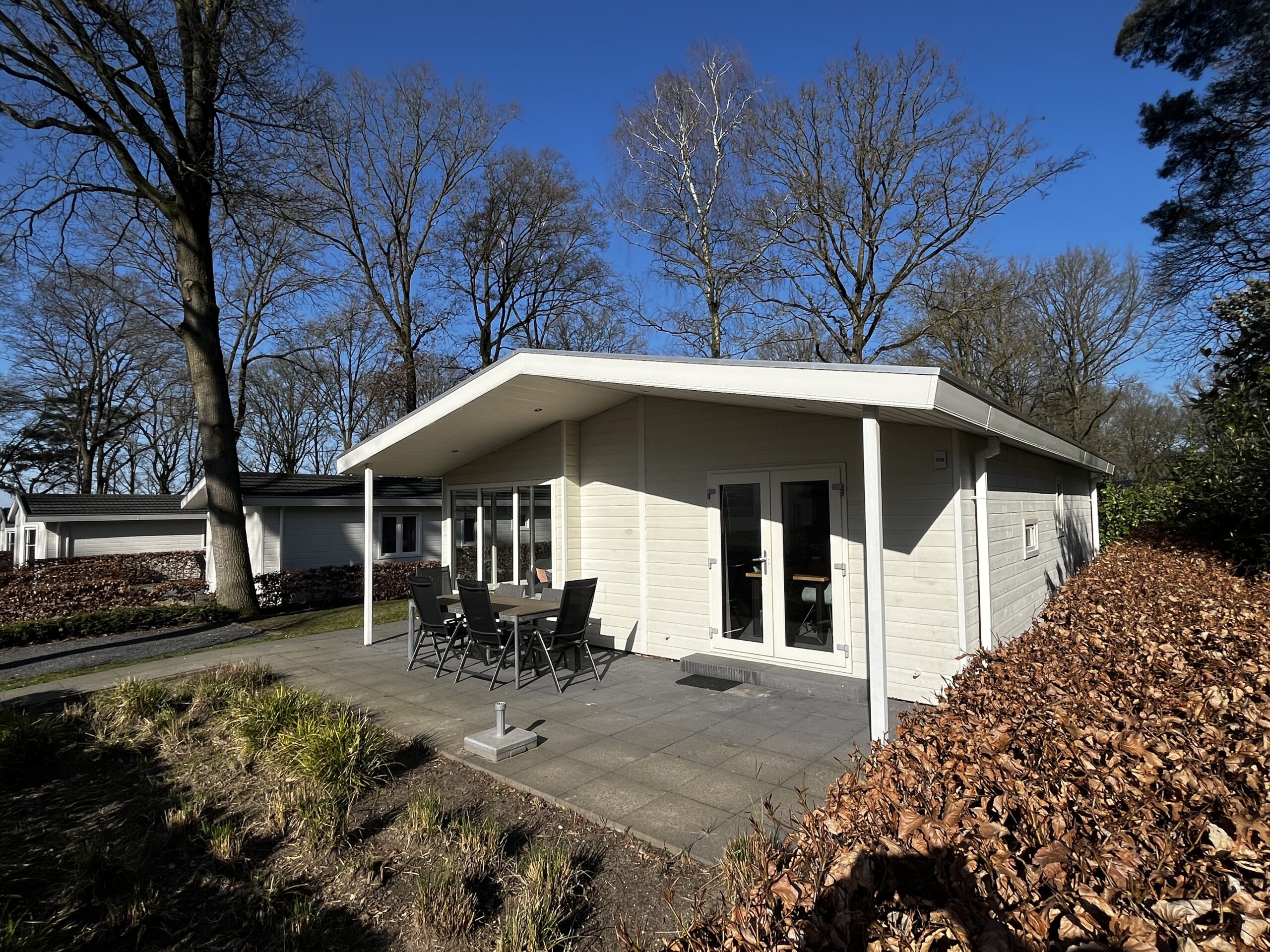 Een foto rechtsvoor van het vakantiehuis