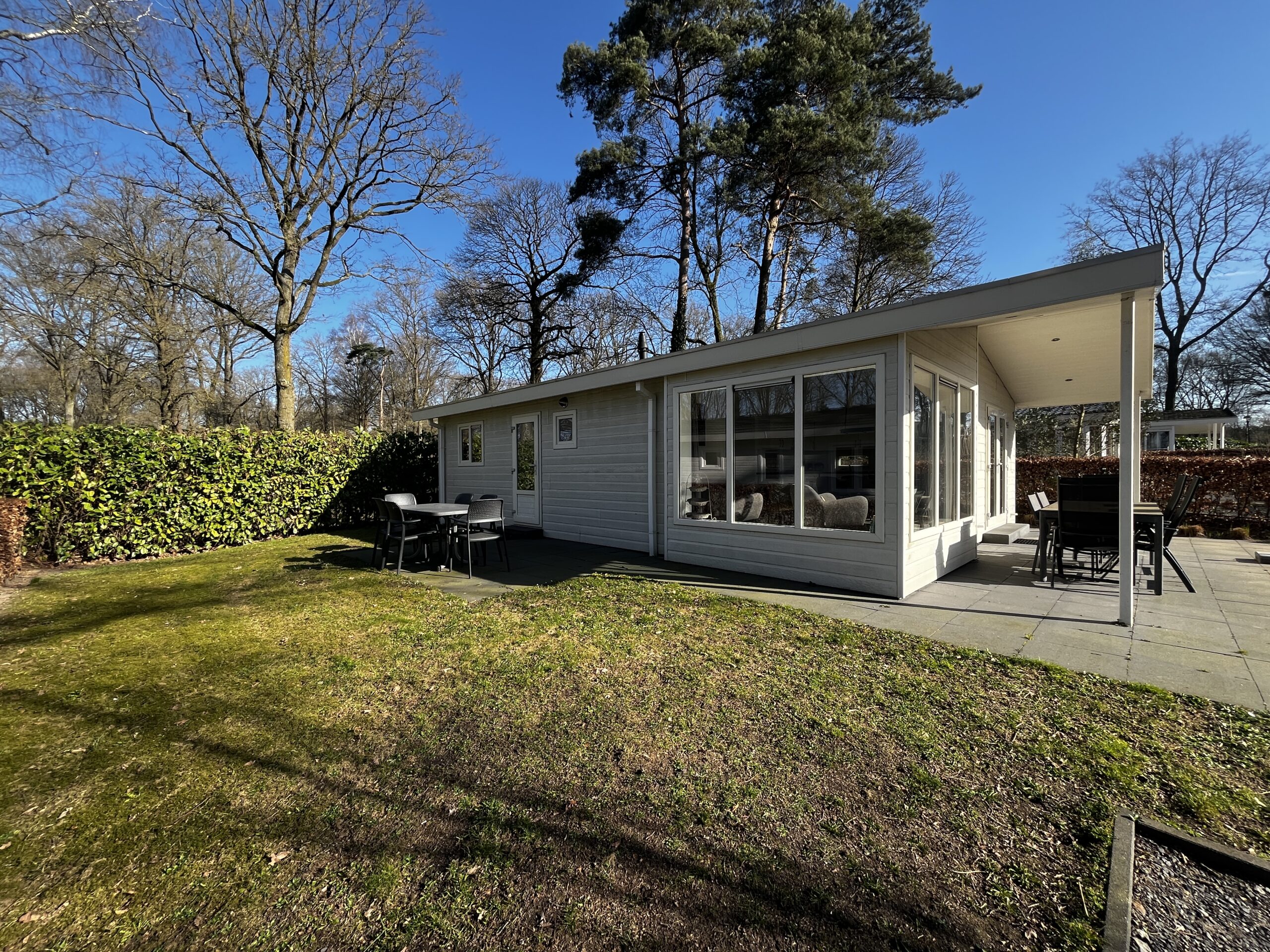 Een foto van de tuin en linkerkant van de vakantiewoning