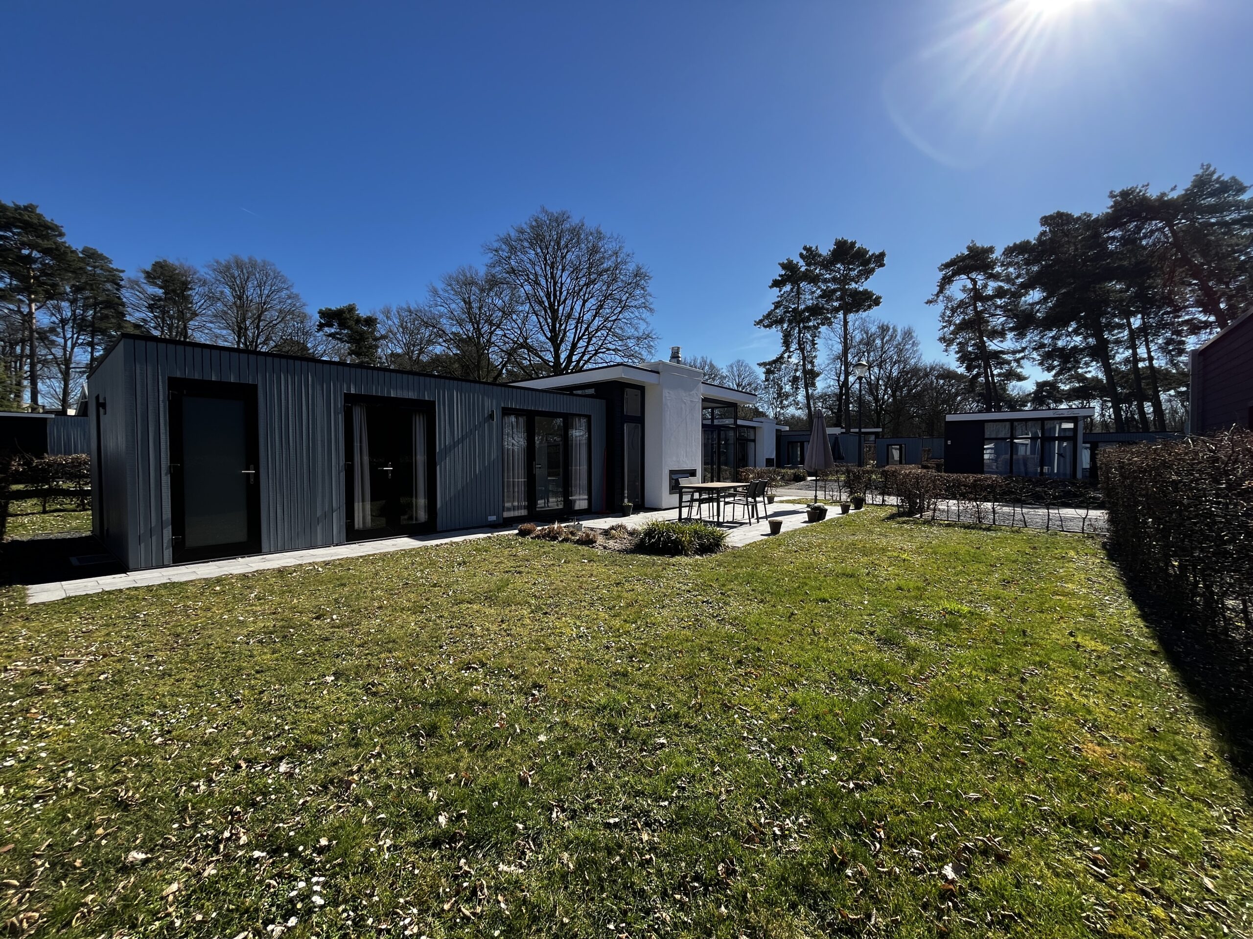 Een foto van het vakantiehuis vanaf het uiterste einde van de tuin