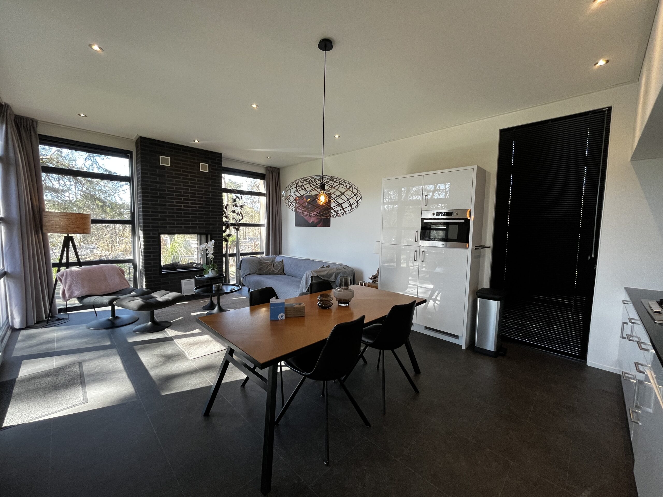 De binnenkant van de vakantiewoning met een ruime woonkamer