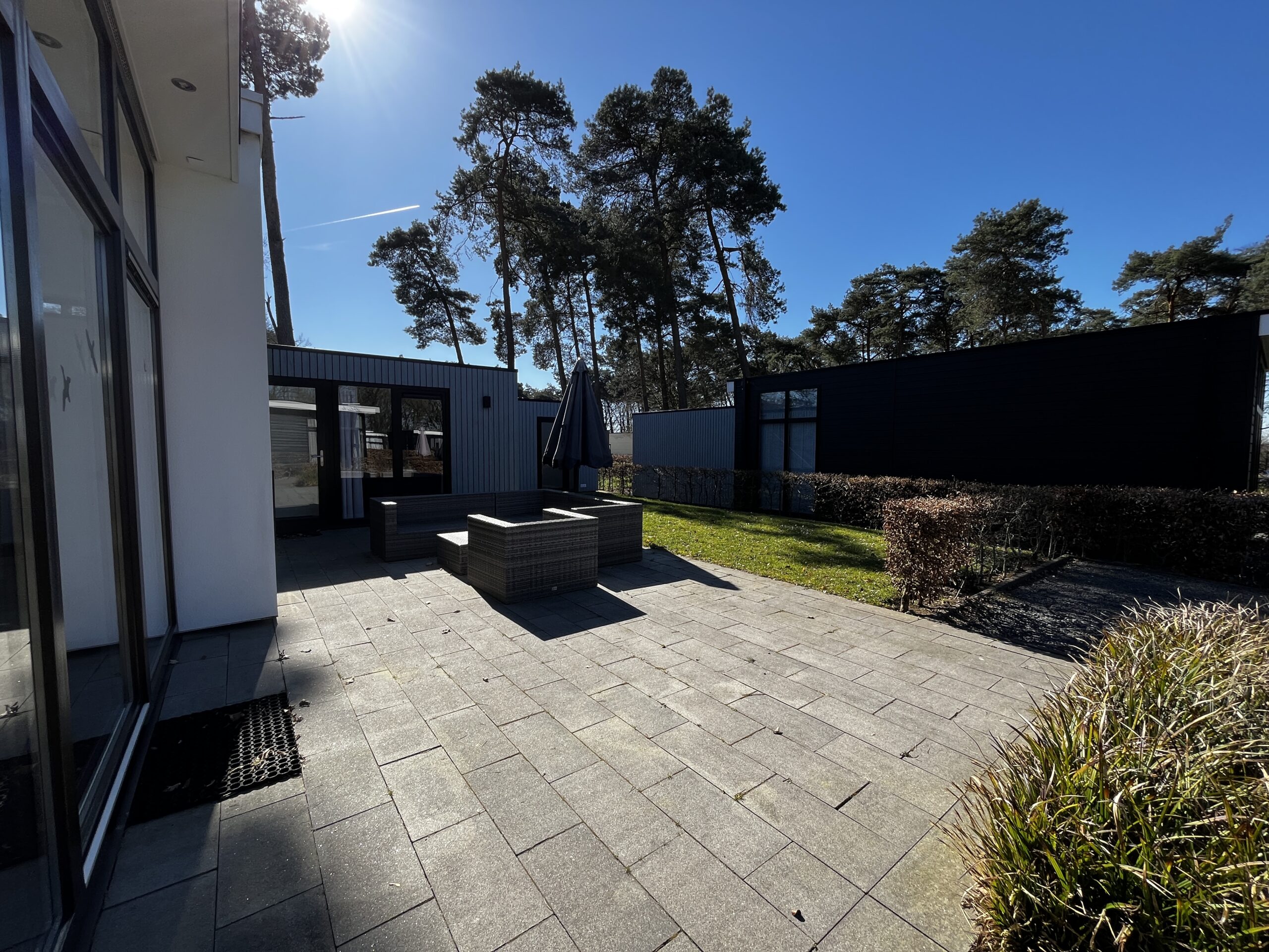 De tuin van het vakantiehuis met een luxe tuinset ervoor