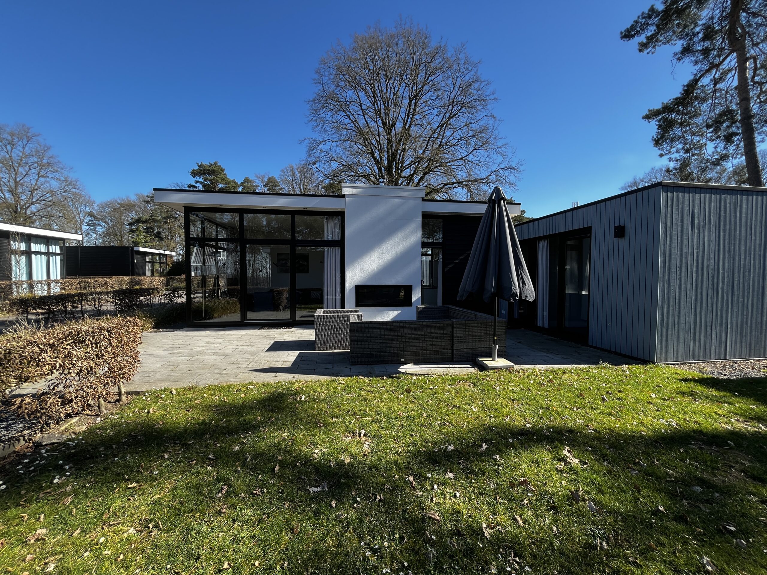 De tuinset met de ruime recreatiewoning erachter