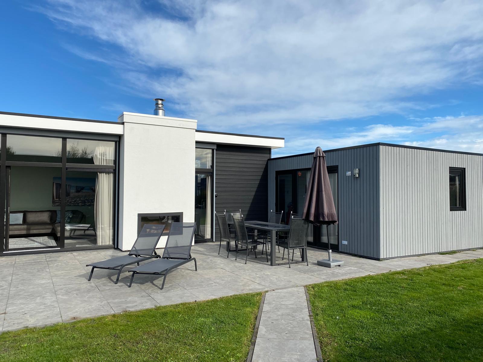 Een foto van de recreatiewoning vanaf het pad in de achtertuin