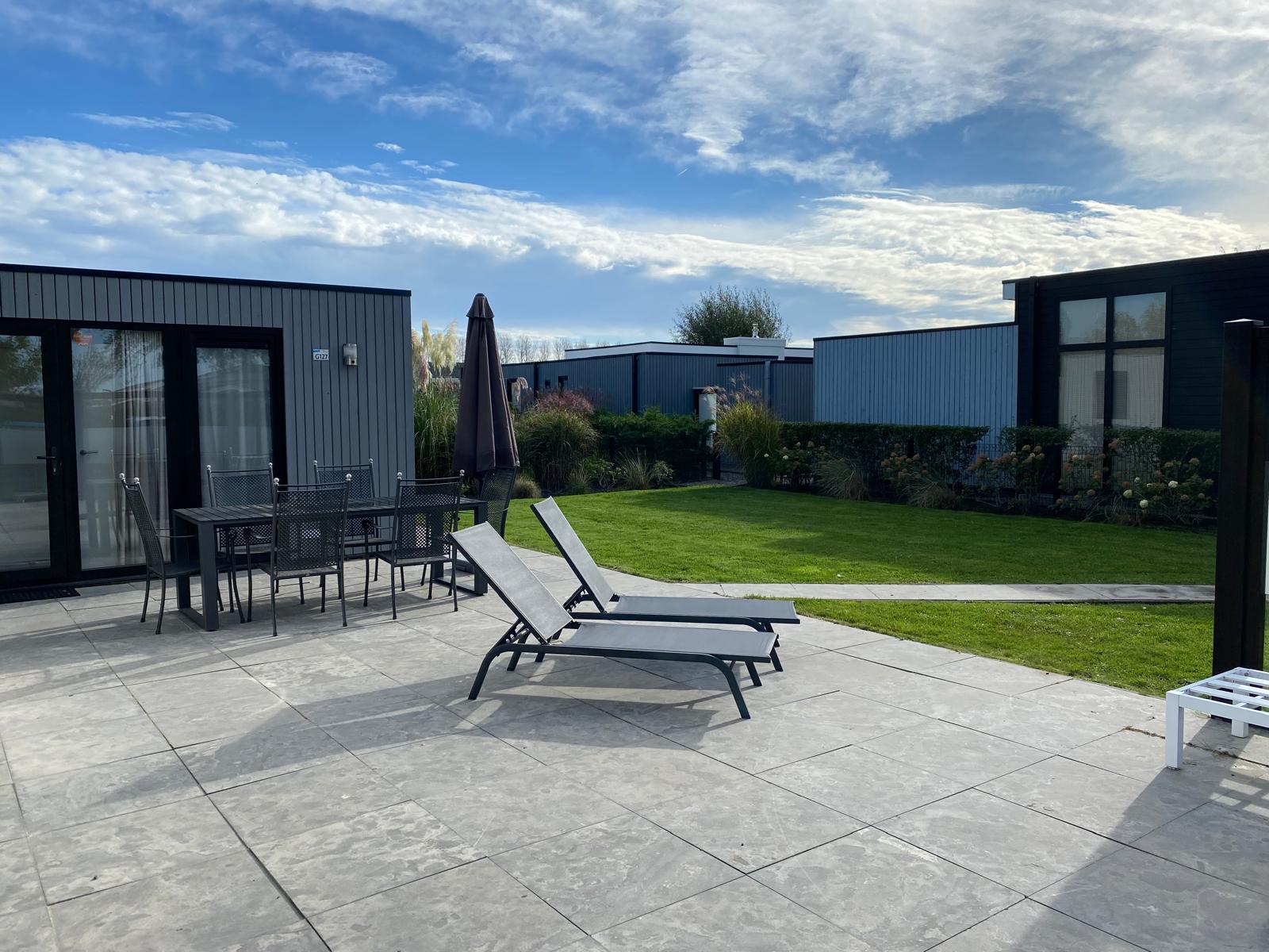 Een foto van de achtertuin van de recreatiewoning